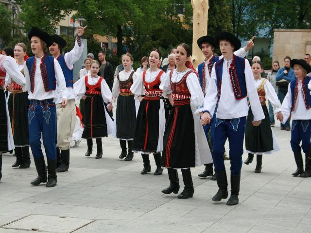 folklórna skupina Malý Vtáčnik pri stavaní mája v Prievidzi