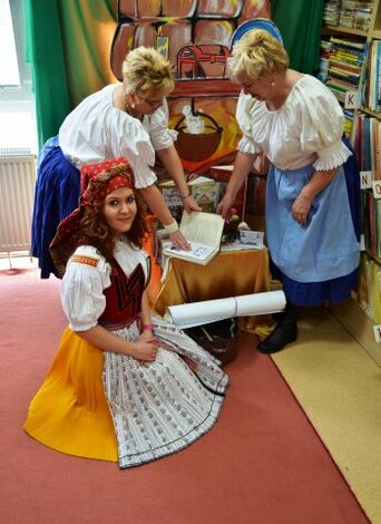 Detské knihovníčky (sprava Boženka, Silvia a Mirka) sa na tento deň veľmi tešili