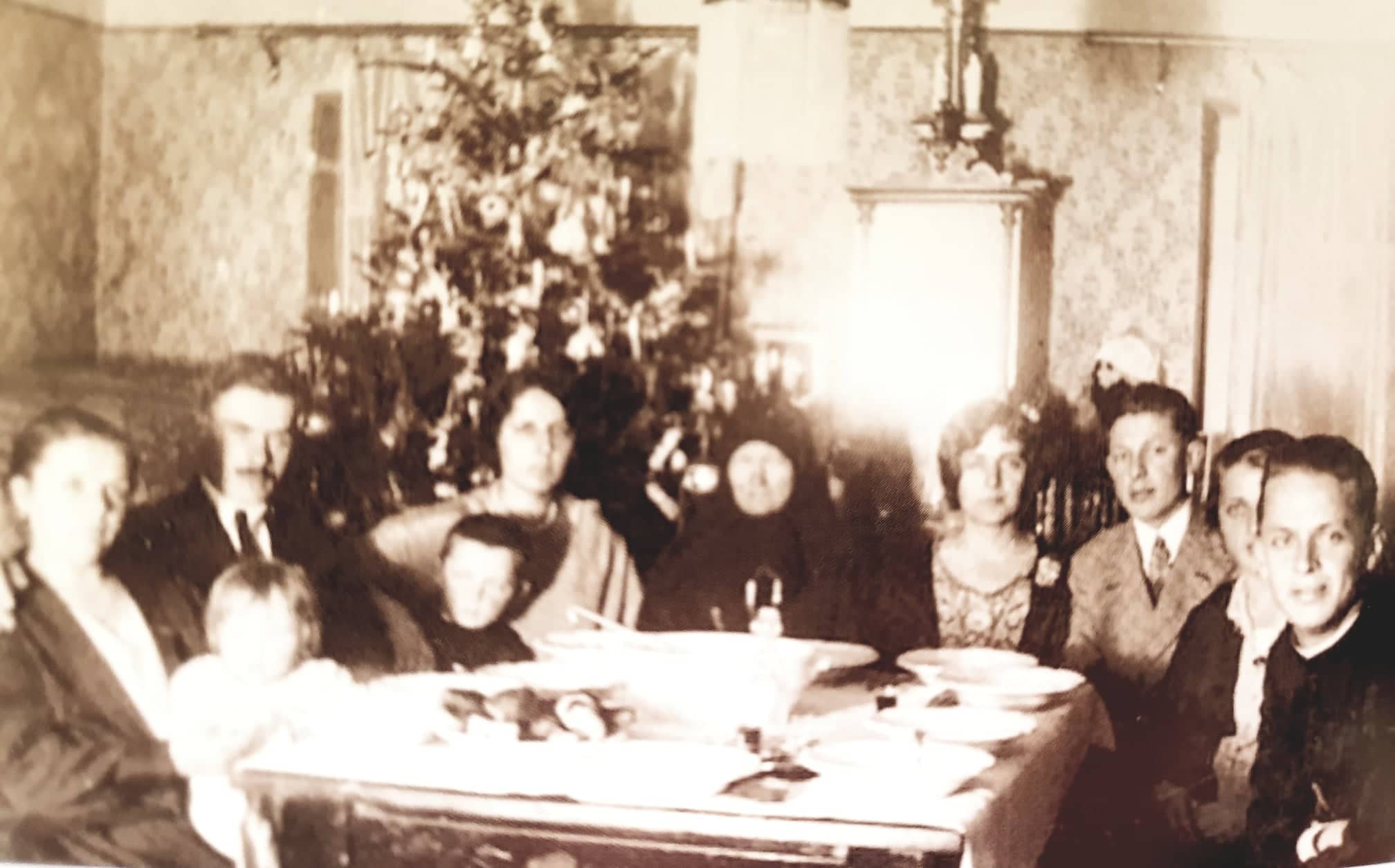 Mikuláš Mišík (vpravo) s rodinou