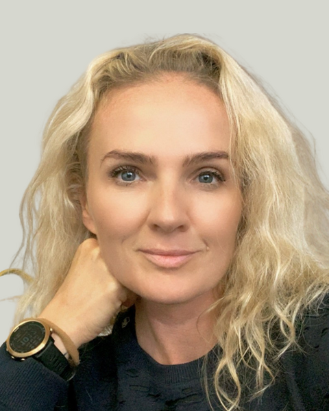 V triede z čias socializmu číta počas Noci literatúry Zuzana Marošová