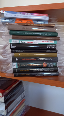 Knihy v polici obalené vo fólii 