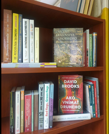 Knihy v policiach úseku odbornej a regionálnej literatúry