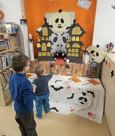 Halloweenske dni v hornonitrianskej knižnici prilákali desiatky čitateľov - 1000012446