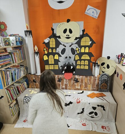 Halloweenske dni v hornonitrianskej knižnici prilákali desiatky čitateľov - 1000012470