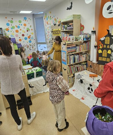 Halloweenske dni v hornonitrianskej knižnici prilákali desiatky čitateľov - 1000012494