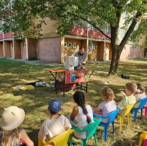 Podujatie "knižnica na sídliskách"sme zakončili na Dlhej ulici