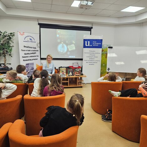 Druháci pred vianocami zažili čarovné čítanie s mirkou ábelovou - Mirka Ábelová v Hornonitrianskej knižnici (3)