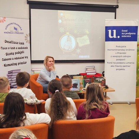 Druháci pred vianocami zažili čarovné čítanie s mirkou ábelovou - Mirka Ábelová v Hornonitrianskej knižnici (5)