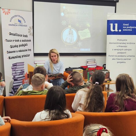 Druháci pred vianocami zažili čarovné čítanie s mirkou ábelovou - Mirka Ábelová v Hornonitrianskej knižnici (7)
