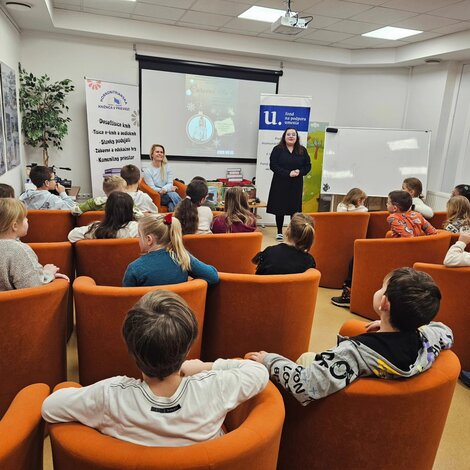 Druháci pred vianocami zažili čarovné čítanie s mirkou ábelovou - Mirka Ábelová v Hornonitrianskej knižnici (9)