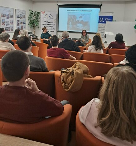 Erika Jarkovská v Hornonitrianskej knižnici (7)