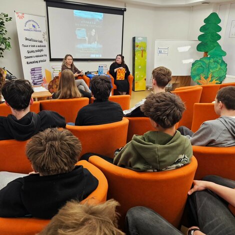 Iveta pernišová v hornonitrianskej knižnici - Iveta Pernišová v Hornonitrianskej knižnici (10)