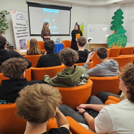 Iveta pernišová v hornonitrianskej knižnici - Iveta Pernišová v Hornonitrianskej knižnici (4)