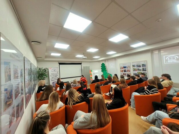 Júlia marcinová v hornonitrianskej knižnici - Julia Marcinova v Hornonitrianskej knižnici (2)