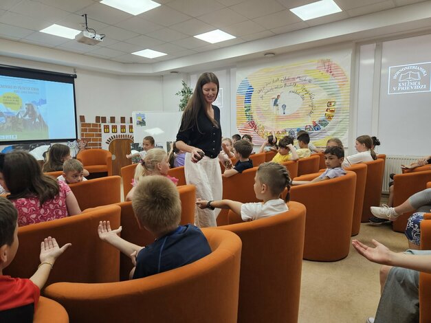 Lenka Šingovská v Hornonitrianskej knižnici (10)