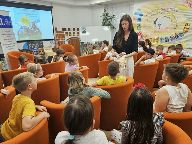 Lenka Šingovská v Hornonitrianskej knižnici (6)