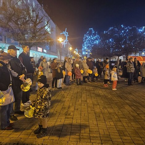 Nestrať sa vo svete informácií v hornonitrianskej knižnici - Lampiónový sprievod 2025 (2)