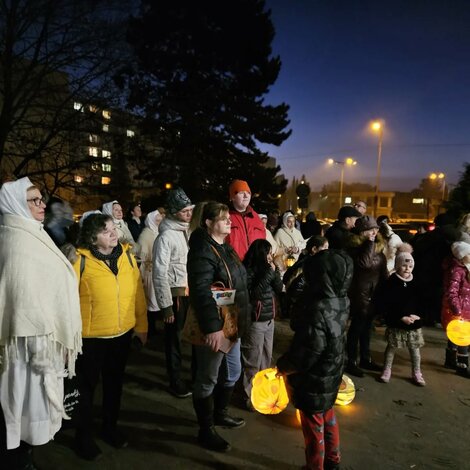 Nestrať sa vo svete informácií v hornonitrianskej knižnici - Lampiónový sprievod 2025 (7)