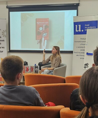 Svetom cez stránky kníh s dominikou sakmárovou - Dominika Sakmárová v Hornonitrianskej knižnici (7)