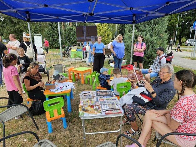 Knižnica v mestskom parku s rozprávkovými hrdinami - Knižní hrdinovia zavítali do Mestského parku (11)