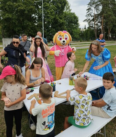 Knižnica v mestskom parku s rozprávkovými hrdinami - Knižní hrdinovia zavítali do Mestského parku (14)