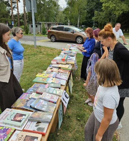 Knižnica v mestskom parku s rozprávkovými hrdinami - Knižní hrdinovia zavítali do Mestského parku (25)