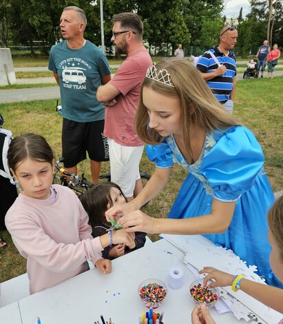 Knižnica v mestskom parku s rozprávkovými hrdinami - Knižní hrdinovia zavítali do Mestského parku (6)