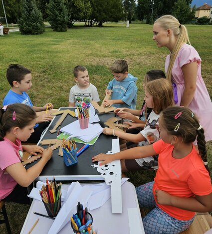 Knižnica v mestskom parku s rozprávkovými hrdinami - Knižní hrdinovia zavítali do Mestského parku (7)