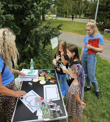 Knižnica v mestskom parku s rozprávkovými hrdinami - Knižní hrdinovia zavítali do Mestského parku (9)