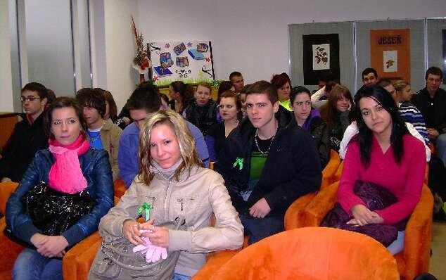 Mladé očakávajúce publikum.