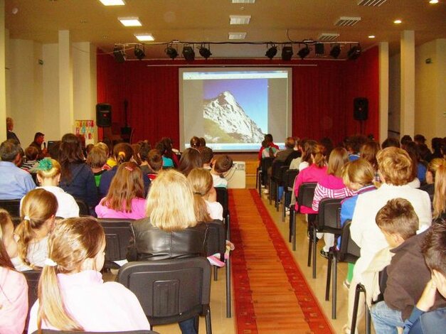 Plná sála poslucháčov a na plátne biotop murárika červenokrídleho