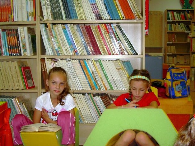 Deti mohli použiť aj "ťaháky", uložené nad hlavou - knihy.