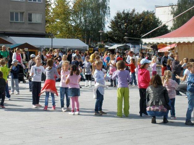 Detičky sa učili tancovať pod vedením pedagóga a tanečníka z Lúčnice Michala Dudáša