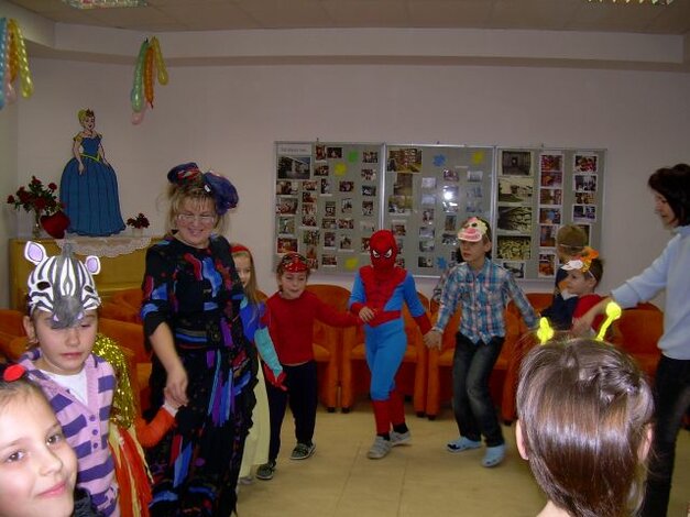 Tancujeme v kole za sebou. Len nezobuďme susedov!