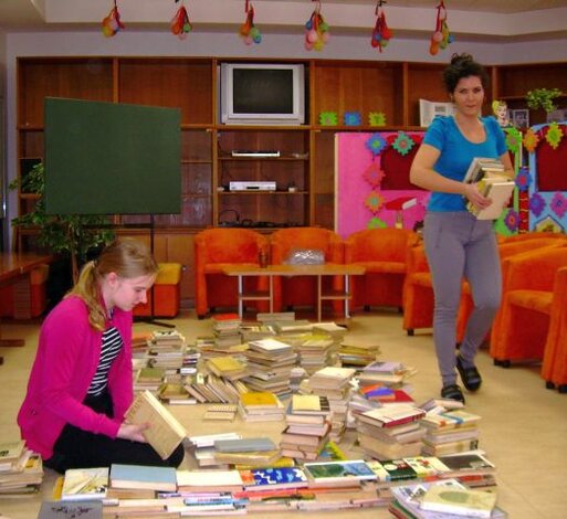 Naše dve dobrovoľníčky nanosili kopec kníh. Čo si postavíme z nich?