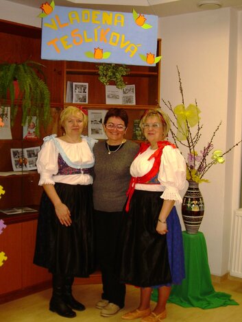 V objatí folklóru