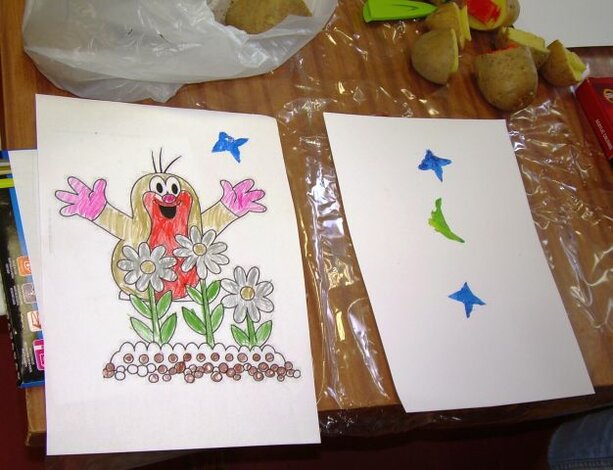 Spojenie pečiatok a farbičiek.