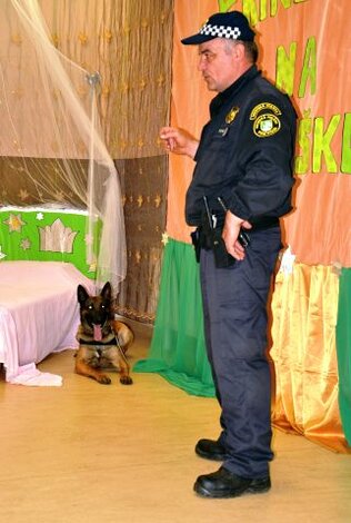 Prekvapenie - príslušník Mestskej polície. Jeho "parťákovi" trčali nad posteľou iba uši.