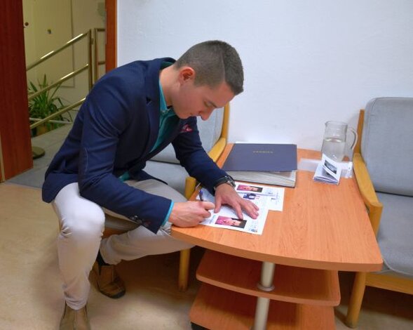 Bibliografické letáky sme si dali podpísať vopred, ak by sa na konci nestíhalo. Urobili sme dobre.