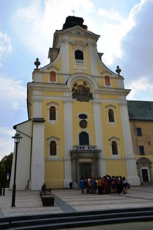 Piaristický kostol Najsvätejšej Trojice v Prievidzi vo svojej "veľkosti"