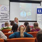 Druháci pred vianocami zažili čarovné čítanie s mirkou ábelovou - Mirka Ábelová v Hornonitrianskej knižnici