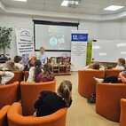 Druháci pred vianocami zažili čarovné čítanie s mirkou ábelovou - Mirka Ábelová v Hornonitrianskej knižnici (3)