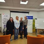 Druháci pred vianocami zažili čarovné čítanie s mirkou ábelovou - Mirka Ábelová v Hornonitrianskej knižnici (4)