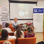 Druháci pred vianocami zažili čarovné čítanie s mirkou ábelovou - Mirka Ábelová v Hornonitrianskej knižnici (5)