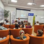 Druháci pred vianocami zažili čarovné čítanie s mirkou ábelovou - Mirka Ábelová v Hornonitrianskej knižnici (8)