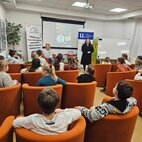 Druháci pred vianocami zažili čarovné čítanie s mirkou ábelovou - Mirka Ábelová v Hornonitrianskej knižnici (9)