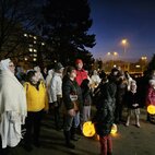 Nestrať sa vo svete informácií v hornonitrianskej knižnici - Lampiónový sprievod 2025 (7)