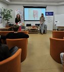 Svetom cez stránky kníh s dominikou sakmárovou - Dominika Sakmárová v Hornonitrianskej knižnici (2)