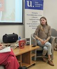Svetom cez stránky kníh s dominikou sakmárovou - Dominika Sakmárová v Hornonitrianskej knižnici (5)