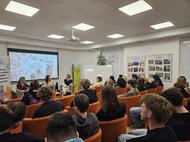 Iveta pernišová a natali fox v hornonitrianskej knižnici - Iveta Pernisova a Natali Fox v Hornonitrianskej kniznici (2)